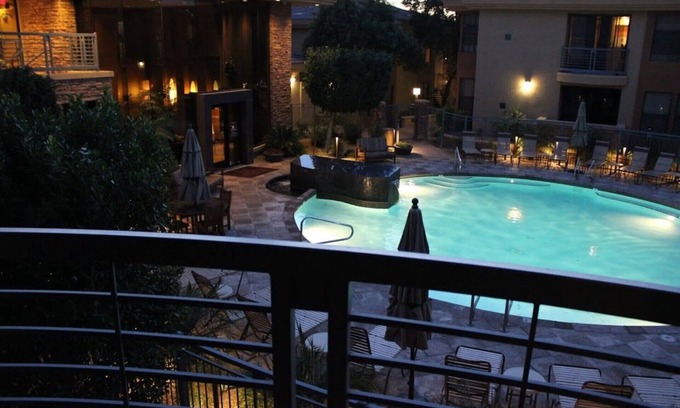 Desert View Village Condominio | Ubicación central condominio junto a la piscina en N. Scottsdale