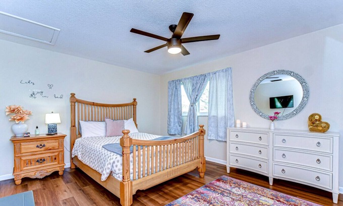 Pinellas Park Apartamento | Central Location: Heated pool, W/D on site, pets OK
