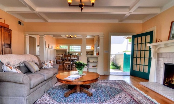 Oak Park Cabaña | Central location, walk to restaurants!