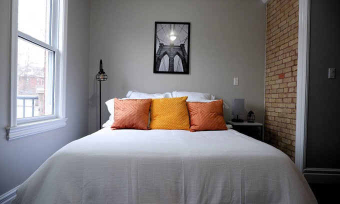 North London Casa | Central London - Clean, Modern & Comfortable. Downtown w/ Free Parking & Wi-Fi