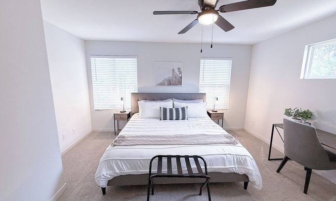 Grand Rapids Casa | Central Luxe 5BR/4 Ensuite BA: 2 Miles from Downtown, Grill & Outdoor Seating