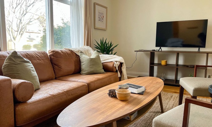 Tuxedo Casa | Central Mid-Century Modern Newly Renovated Bungalow