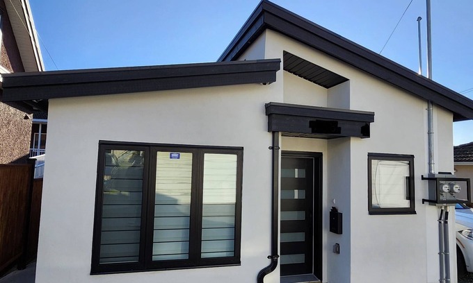Sunset Casa | Central & Modern 2 Bedroom Whole House In Vancouver - 10 mins to DT & airport