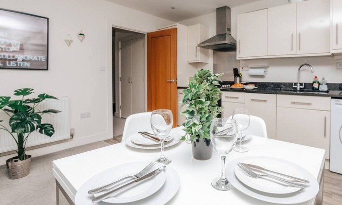 Henley Apartamento | Central Modern Flat Sleeps 6 - Dedicated Parking - From 125 Per Night