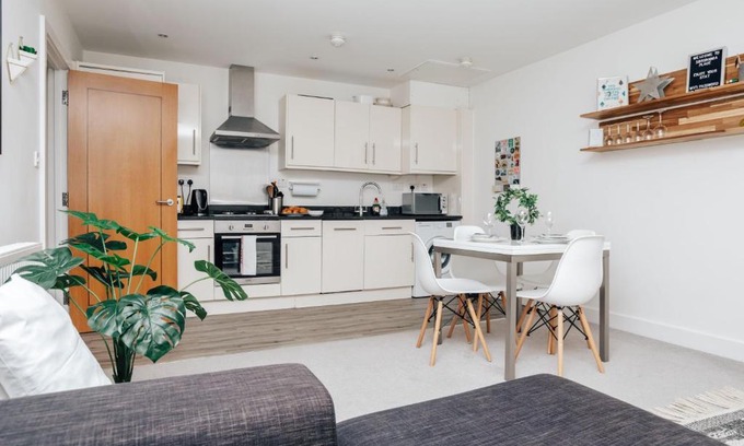 Henley Apartamento | Central Modern Flat for 4-6 & dedicated parking