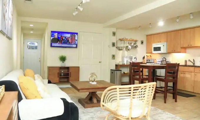 Petworth Casa | Central Modern Retreat - 2BR/2BA Home!