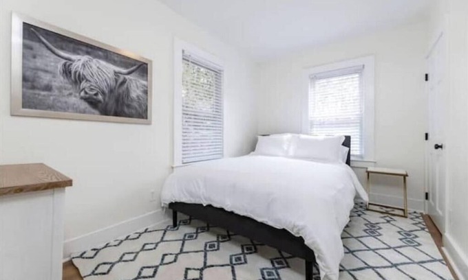 Mystic - New London Apartamento | Central Mystic, Nicely Renovated 2BR, Free Parking