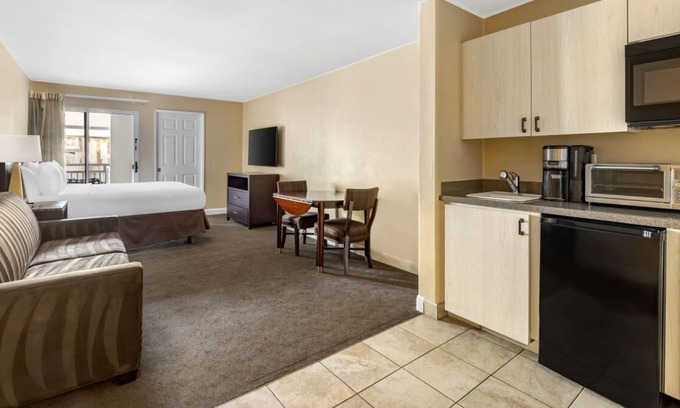 Canyon Corridor Complejo | Central Oasis: Modern 1BR, Pool Access, Aerial Tramway and Living Desert Nearby