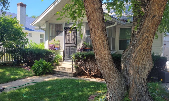 Downtown Omaha Casa | Central Omaha Private Room near UNMC, Blackstone, Midtown
