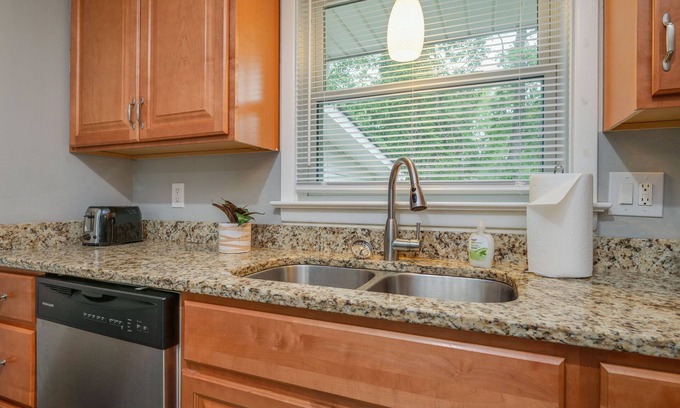 Newport News Casa | Central Peninsula 4 Bedroom, 3 Bathroom home