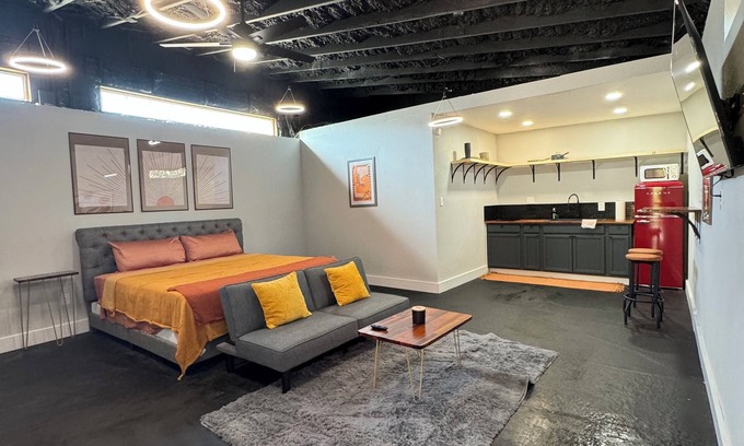 Florida Panhandle Casa | Central Pensacola Studio, Groovy & Spacious