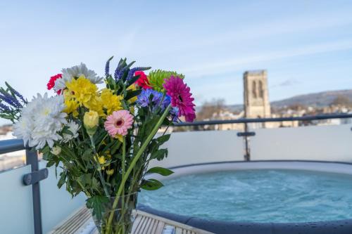 Cheltenham Apartamento | Central Penthouse with Hot Tub & Views 22