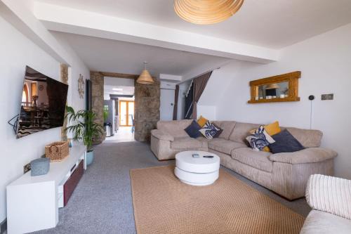Chysauster Casa | Central Penzance, Modern stylish home, Near Seafront with Gated parking