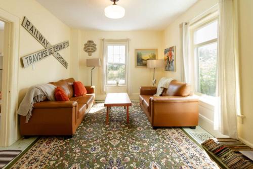 Prince Edward Apartamento | Central Picton Apartment, Sleeps 8; The Iron Horse