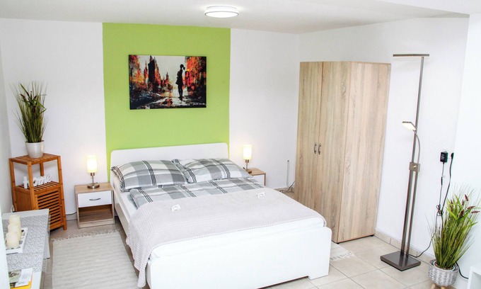 Bitburg Apartamento | Central, quiet apartment in city center - kitchen, parking, terrace, SmartTV