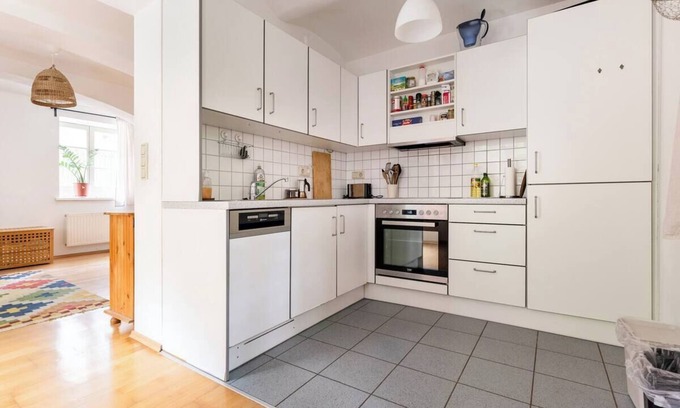 Jakomini Apartamento | Central, quiet oasis with garden and parking lot