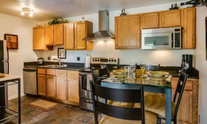 Glenwood Grove - North Iris Condominio | Central, Remodeled, 2-Bdrm Suite Retreat!
