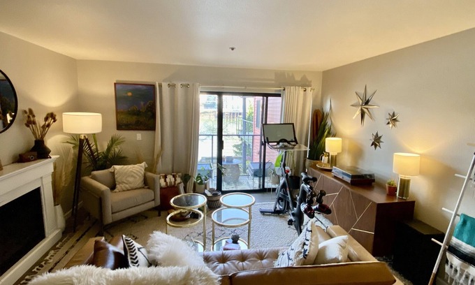 Northwest Portland Condominio | Central Riverfront 1 bedroom condo with a view!