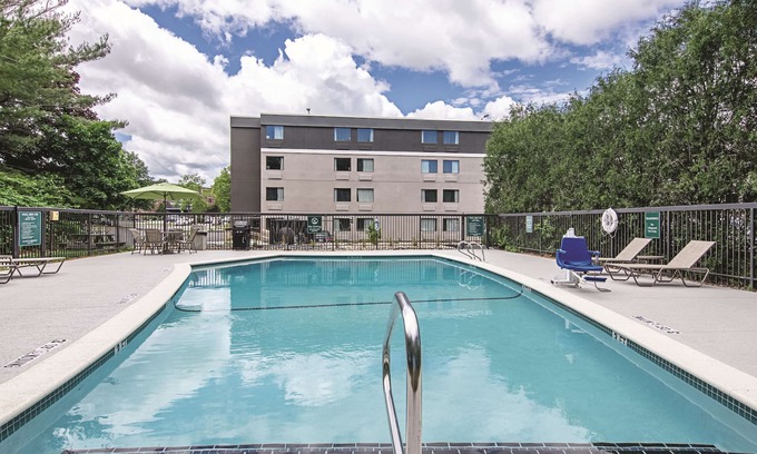 Oakdale Hotel | Central Room in Portland | Couple Stay w/ Complimentary Breakfast