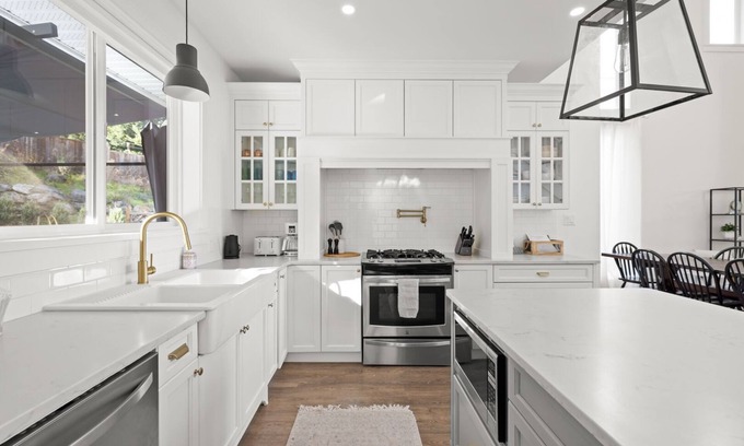 Central Saanich Casa | Central Saanich, Modern Spacious Home! Hot Tub. Private.