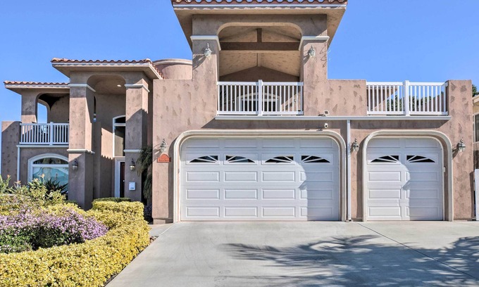 Morena Casa | Central San Diego Home: Fireplaces & Fire Pit