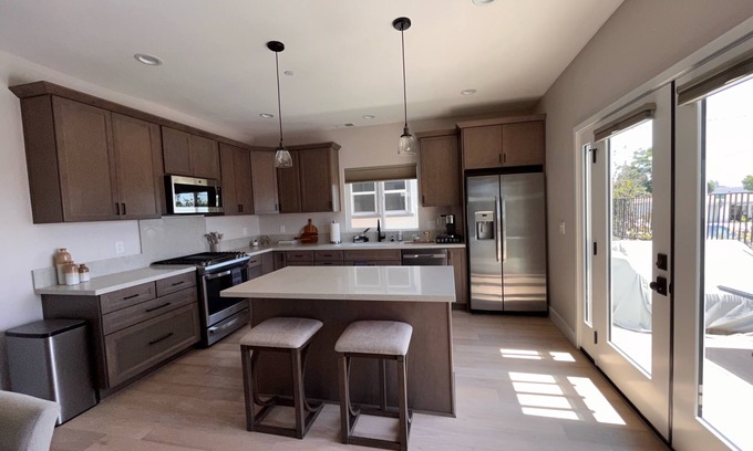Morena Casa | CENTRAL SAN DIEGO *Rooftop Deck* Spacious 3 BR home