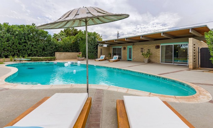 Central Scottsdale Casa | Frank Lloyd Wright inspiró la piscina turquesa en el centro de Scottsdale
