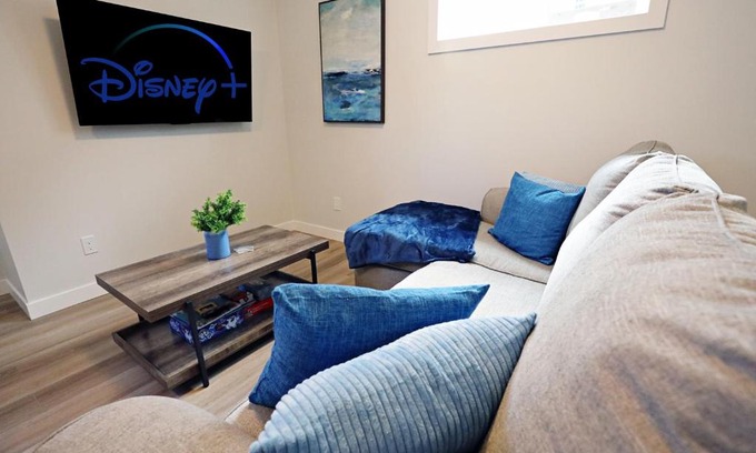 North Central Edmonton Casa | Central Suite King Beds,Long Stays,Disney+