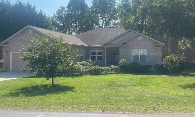 Tellico Village Casa | Central Tellico Village house with WiFi, AC on serene small cul-de-sac location