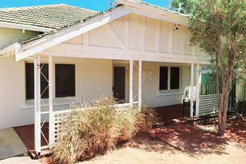 Geraldton Apartamento | Central to town - Vintage and cosy entire home