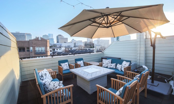 North Capitol Casa | Central Townhouse - Walk to Broadway & Germantown - Private Rooftop Terrace