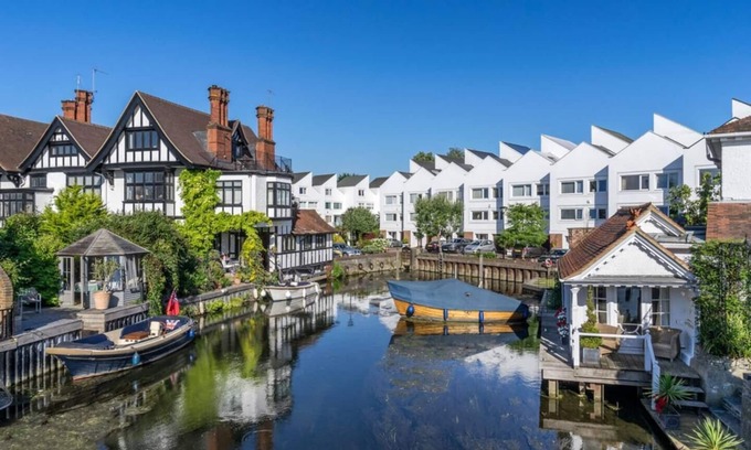 Marlow Casa | Central Townhouse with Parking I Pass The Keys