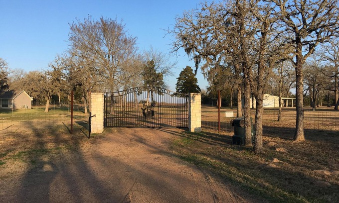 Columbus Otro | Central Texas House en 3 acres con acceso potencial a un rancho de 800 acres