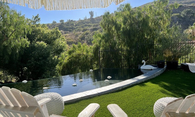 Malibu Casa | Central Vineyard Heated Pool Hot Tub BBQ Gazebos and Swings (Pet+Child Friendly)