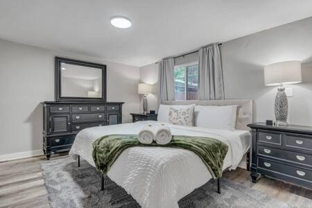 Colorado Springs Casa | CentralAC*Smart TVs*FirePit*BBQ*King*FullKitchen