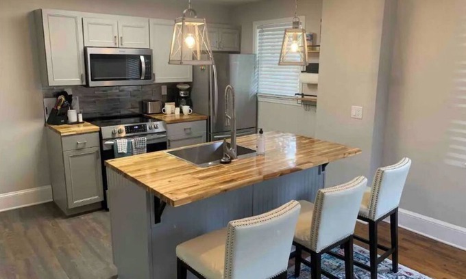 Dilworth Casa | Centralized Charlotte Townhouse with Table Tennis
