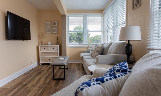 Jacksonville Beach Apartamento | Centrally Located Two Bedroom Unit! Close to Everything!