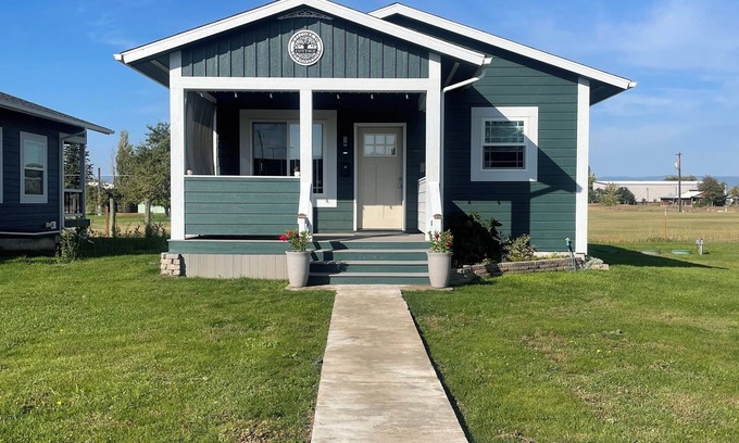 Evergreen Cabaña | Centrally located. 1-bedroom cottage. Full bath. Washer, Dryer. Full kitchen.