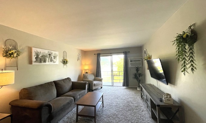 Bloomington Apartamento | Centrally Located 2 Bedroom Apartment