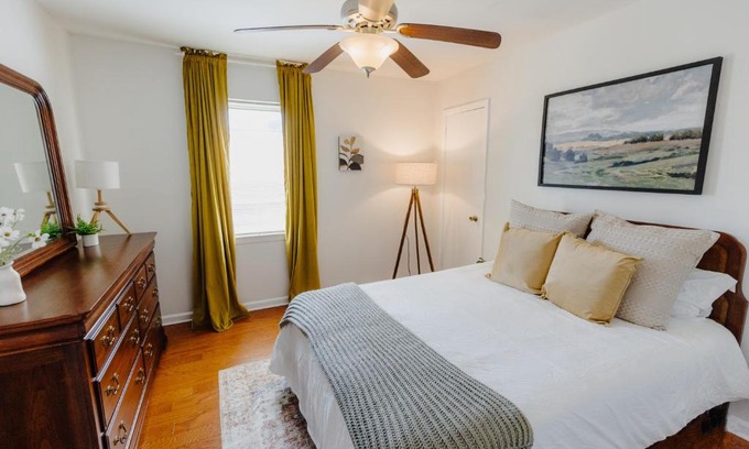 Midtown Apartamento | Centrally Located 2BR Overton Square Unit 2 Fast WiFi Free Parking Yes Pets