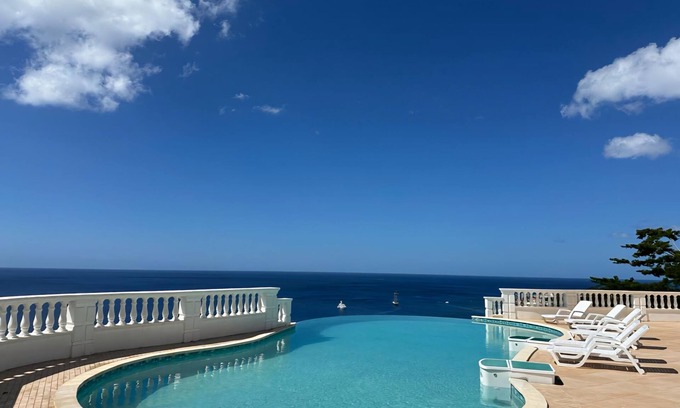 Giraudel Apartamento | Centrally located apartment in a quiet community with exceptional views!