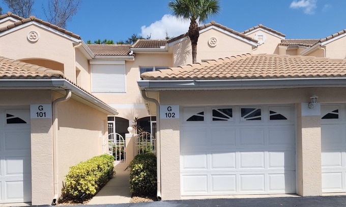 Central Naples Condominio | Centrally located Beautiful First Floor 2/2 Condo w/ Garage minutes from Beach!