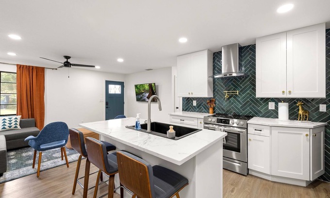 Old Seminole Heights Casa | Centrally located: Busch Gardens, USF, Zoo, Beaches & Pet friendly