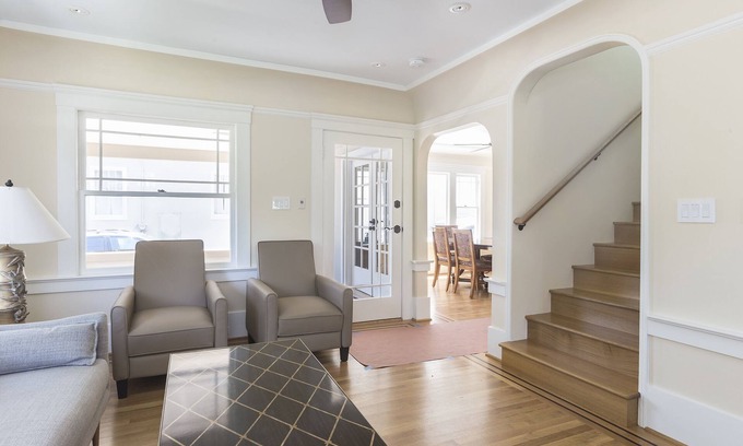 San Anselmo Casa | Centrally located Craftsman home