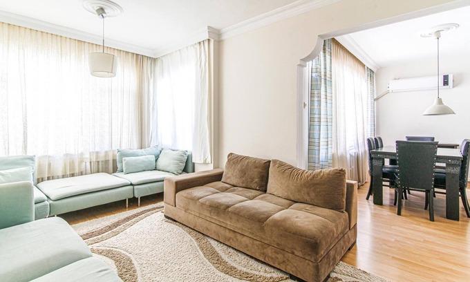 Mecidiyekoy Apartamento | Centrally Located, Chic Flat in Sisli