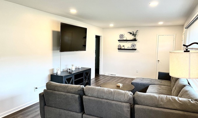 Greensboro Casa | Centrally Located Cozy House,2 king beds,Game Room