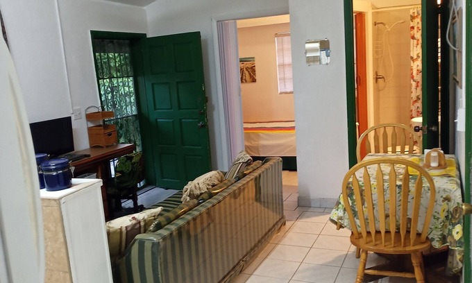 Nassau Apartamento | Centrally-Located, Comfortable & Secure Hide-Away