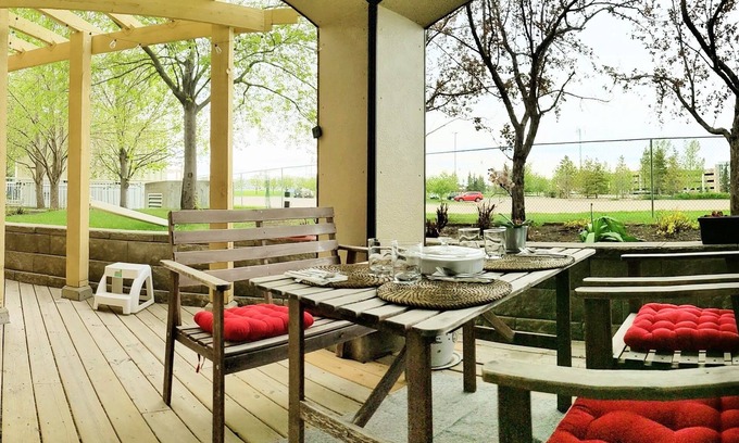 Lincoln Park Apartamento | Centrally located condo with a BBQ, Office space + Gym + Underground Parking