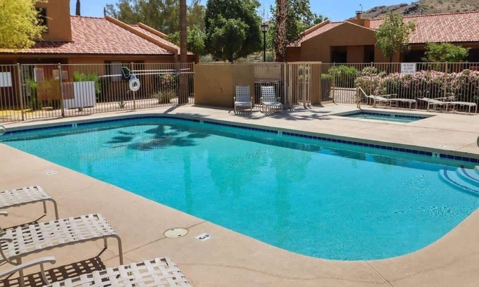 South Mountain Condominio | Centrally Located Condo w/ Heated Pool | Spa| Gym
