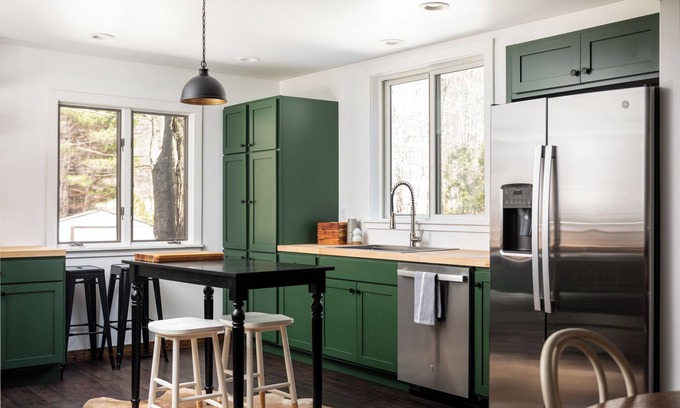 Cedar Cabina | Centrally located cozy cottage tucked into the woods, a perfect family retreat